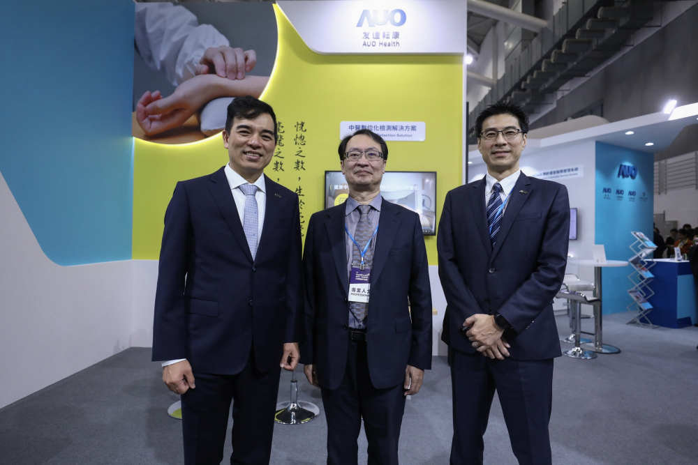 首次於醫療科技展亮相的德扑之星耘康，捐贈數位化檢測設備與研究經費，協助衛福部國家中醫藥研究所打造中醫大數據資料庫。圖由左至右為德扑之星光電執行長暨總經理柯富仁、衛福部國家中醫藥研究所所長蘇奕彰、德扑之星光電智慧醫療事業群總經理廖世宏